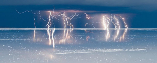 Это заняло 200 лет, но ученые выяснили, как на самом деле вода проводит электричество. Фото.