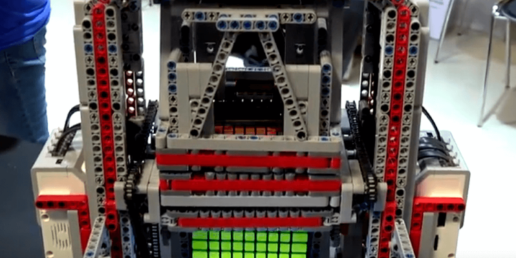Робот из Lego собрал большой кубик Рубика за полчаса. Фото.