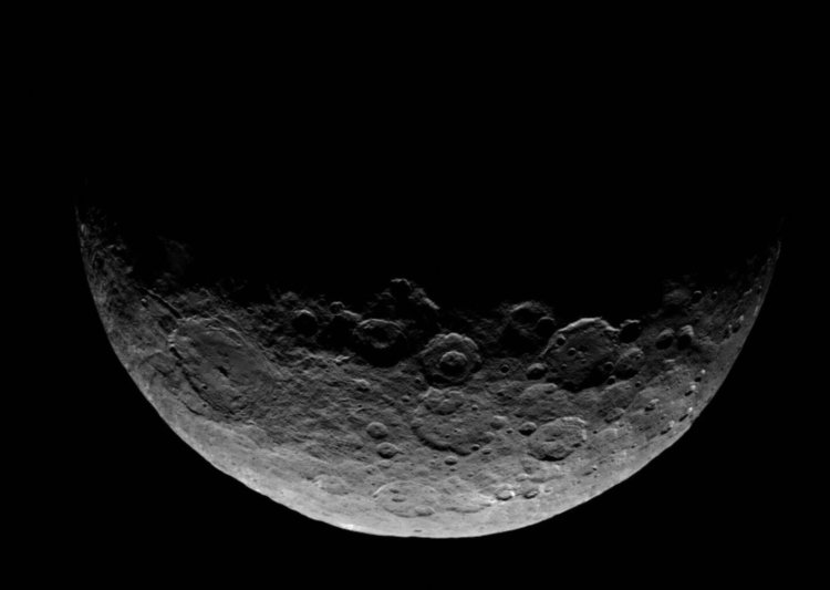 Астрономы открыли самый темный секрет карликовой планеты Церера. Фото.