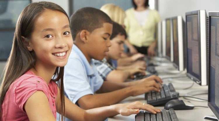 Как ребенку правильно пользоваться компьютером? Риски воздействия компьютера. Фото.