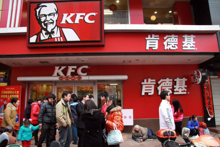 В Китае KFC начал сканировать клиентов для подбора персонального меню. Фото.