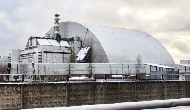 Новый чернобыльский саркофаг занял своё место над реактором