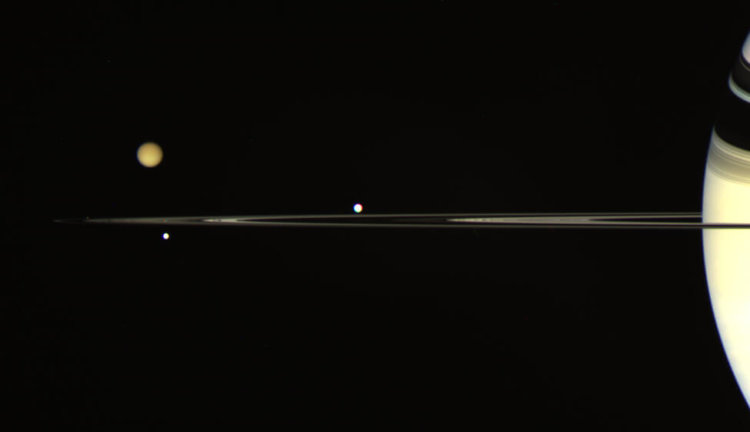 Наша следующая миссия по поиску внеземной жизни может быть связана с Сатурном. Фото.