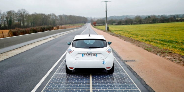 Во Франции дорогу вымостили солнечными батареями. Фото.