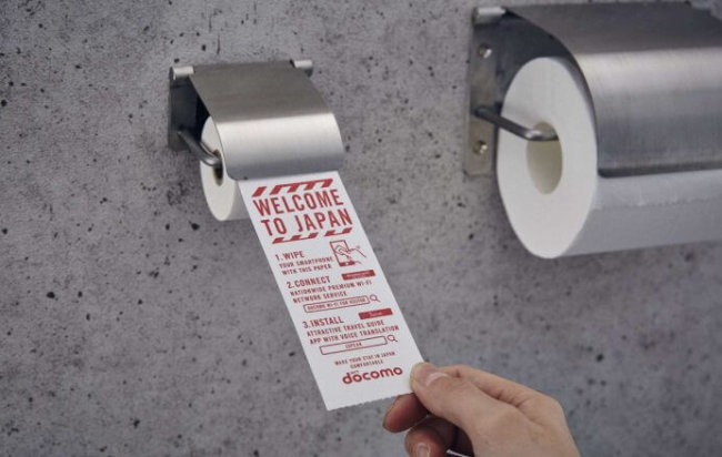 В японском аэропорту появилась туалетная бумага для смартфонов. Фото.