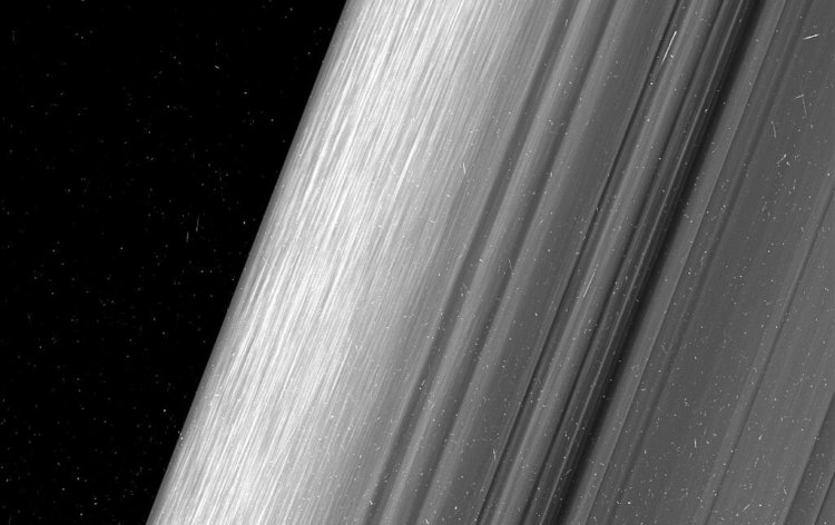 #фото дня | Снимки колец Сатурна, сделанные с максимально близкого расстояния. Фото.