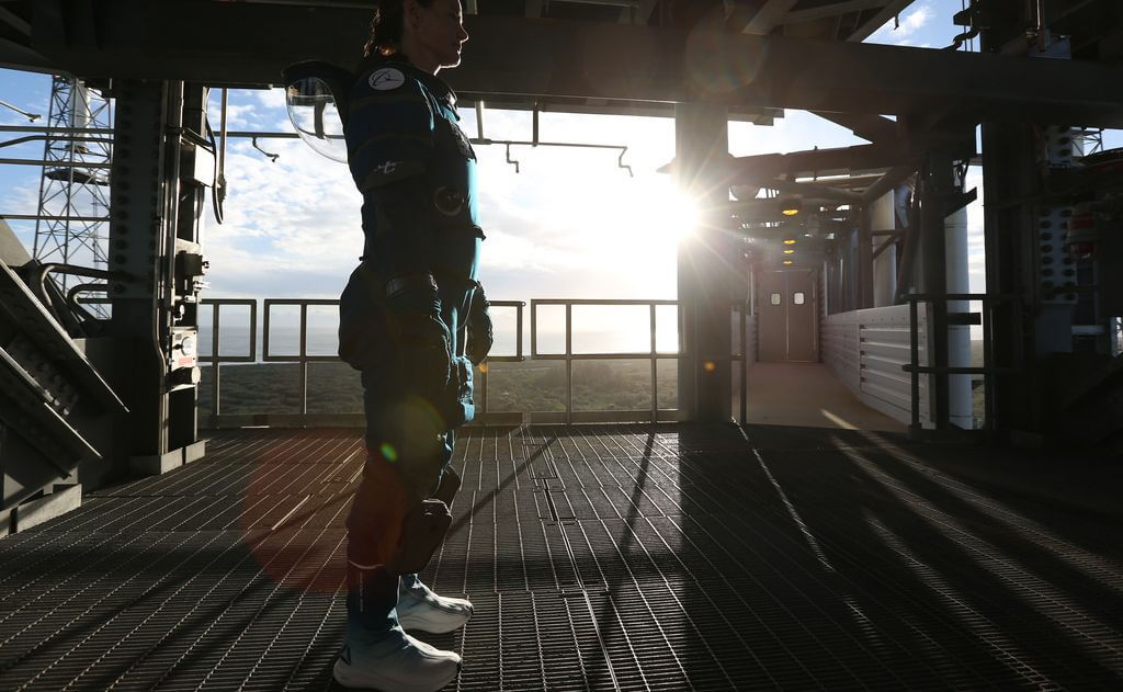 Компания Boeing представила новый скафандр для астронавтов. Фото.