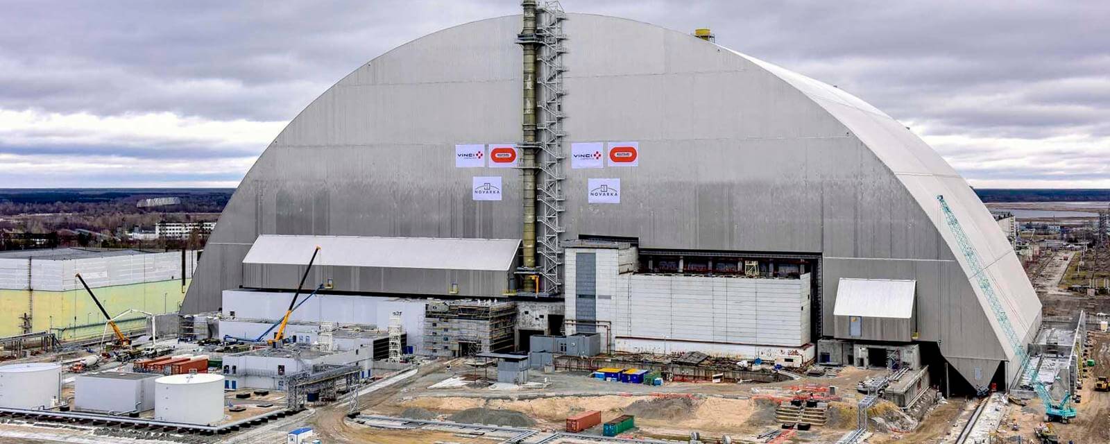 Восьмое чудо света: новый саркофаг над Чернобыльским реактором. Саркофаг в Чернобыле крутое и величественное сооружение. Восьмое чудо света: новый саркофаг над Чернобыльским реактором. Саркофаг в Чернобыле крутое и величественное сооружение. Фото.