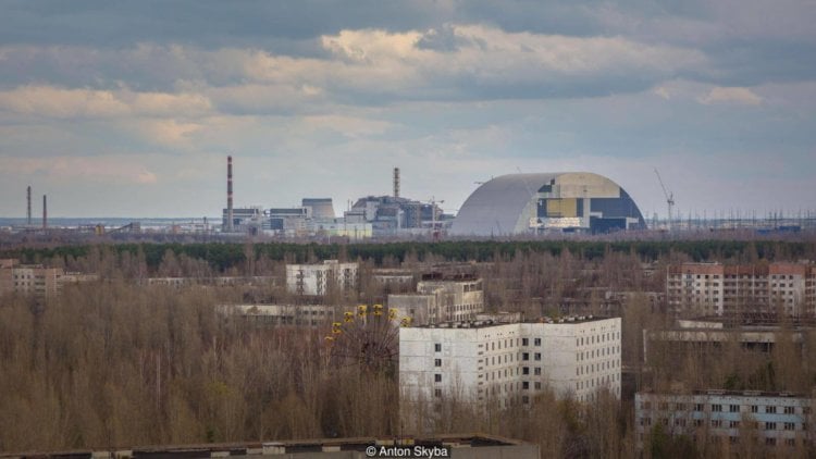Обзор на новый саркофаг в Чернобыле. Издали конструкция не кажется менее масштабной. Фото.