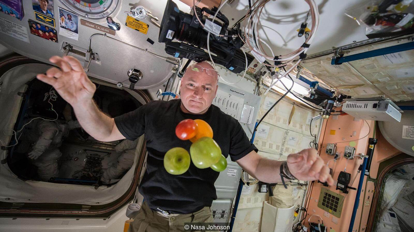 Космическая еда. Быть всегда в невесомости сложно. Фото.