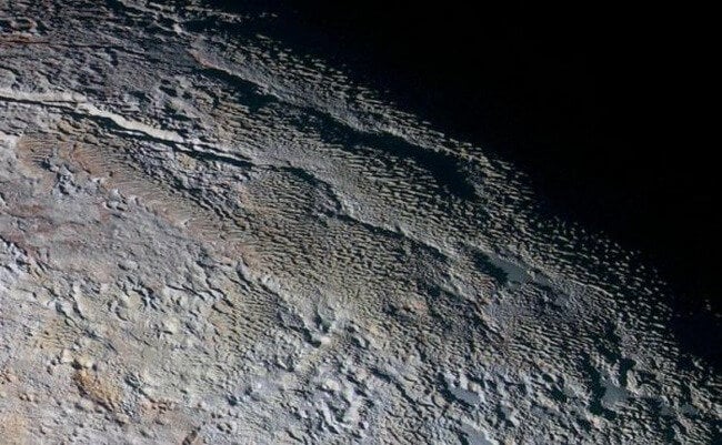 На Плутоне обнаружены «ледяные башни» высотой 500 метров. Фото.