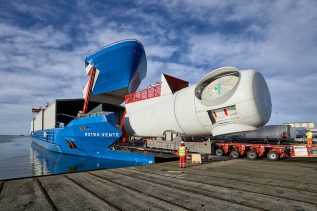У Siemens Wind Power появился гигантский грузовой корабль с горизонтальной загрузкой. Фото.