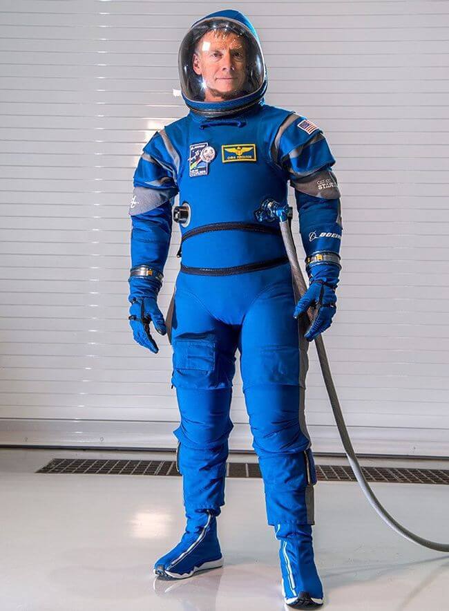 Компания Boeing представила новый скафандр для астронавтов. Фото.
