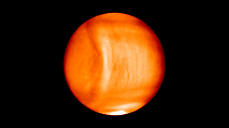 Астрономы увидели в атмосфере Венеры загадочную большую волну. Фото.