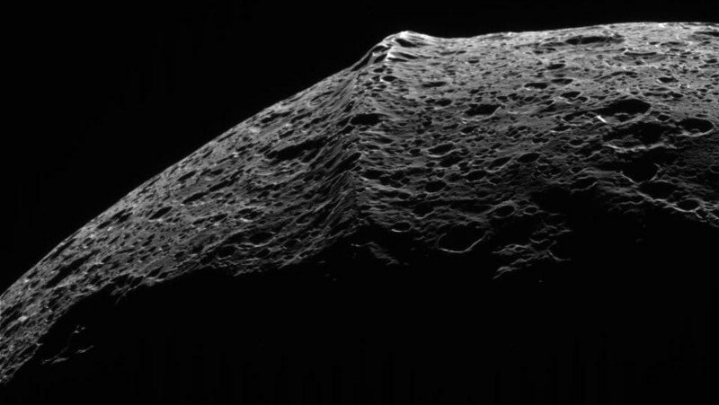 Япет: самая странная луна Солнечной системы