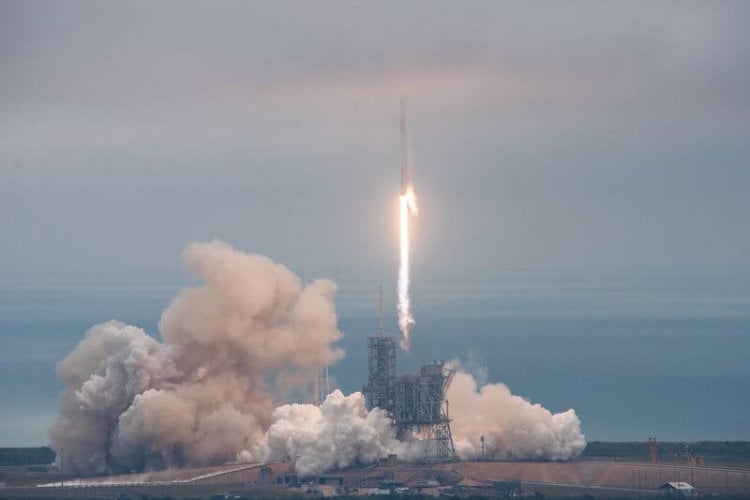 SpaceX успешно посадила третью ракету Falcon 9 на твердую почву. Фото.