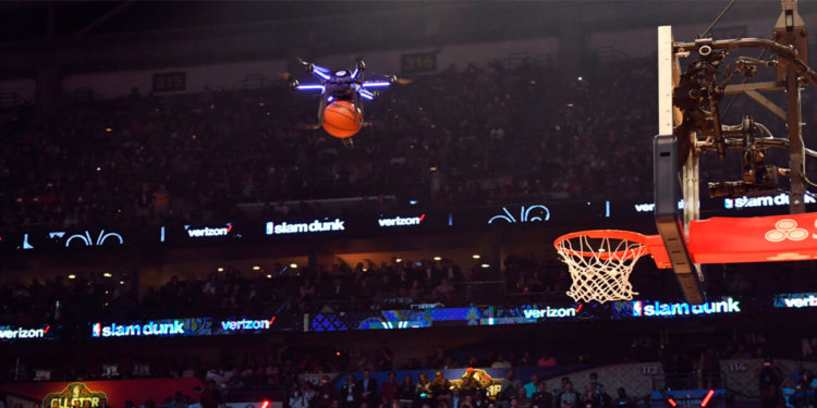 Дрон компании Intel дал пас баскетболисту. Фото.
