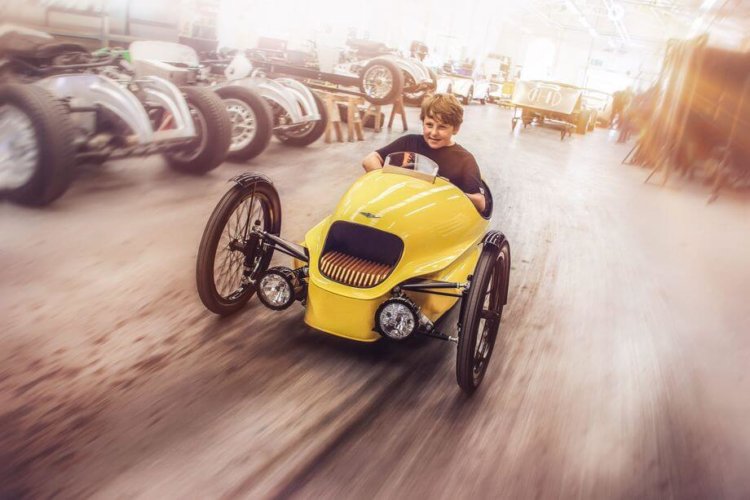 Начались продажи элитного детского электромобиля от Morgan. Фото.