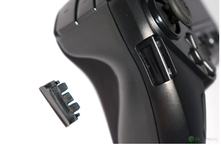 Под этой заглушкой место крепления ремня. Фото.