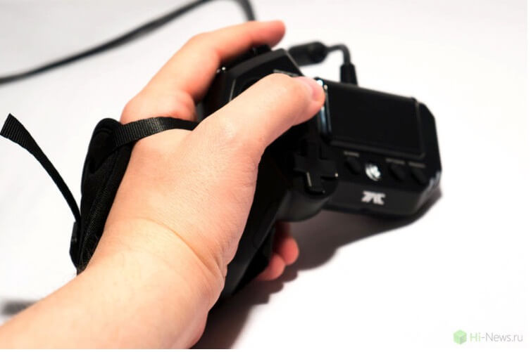 Так контроллер выглядит, когда пристегнут к руке. Фото.