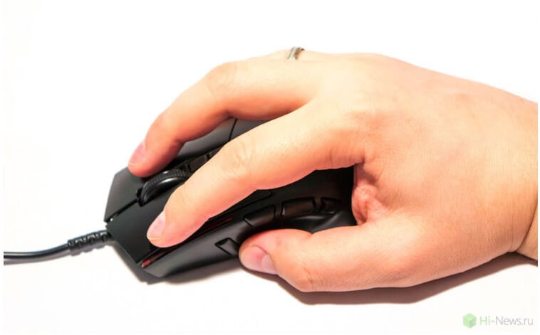 Мышка в руке. Фото.