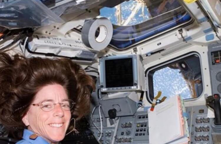 Необходимые навыки астронавтов. Смотал скотчем и готово. Необходимые навыки астронавтов. Смотал скотчем и готово. Фото.