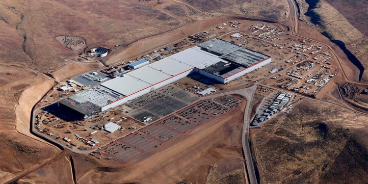 Илон Маск построит ещё три новых завода Gigafactory. Фото.