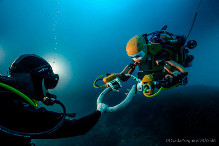 Водоплавающий андроид OceanOne. Роботы уже и под водой. Фото.