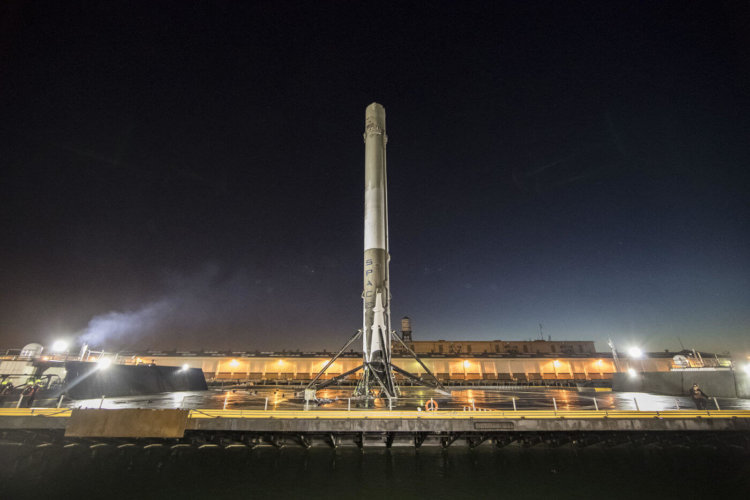 SpaceX собирается запускать ракеты каждые две недели. Фото.