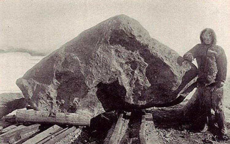 Мыс Йорк. Один из фрагментов метеорита, имеющий название Анигито. Рядом находится эскимос. Фото.