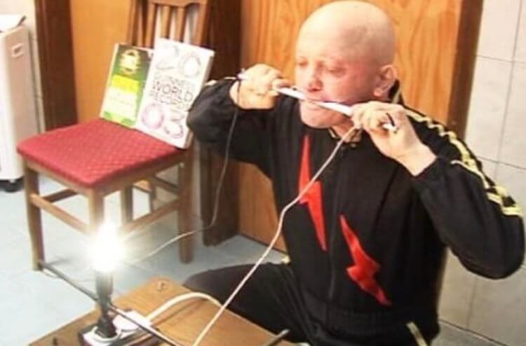 Хотели бы иметь устойчивую к электричеству кожу? Фото.