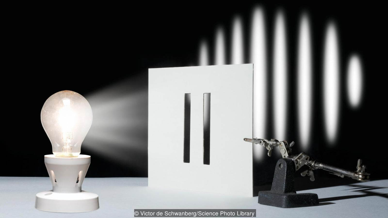 Между сознанием человека и квантовой физикой есть странная связь. Знаменитый эксперимент с лампочкой и прорезями. Фото.