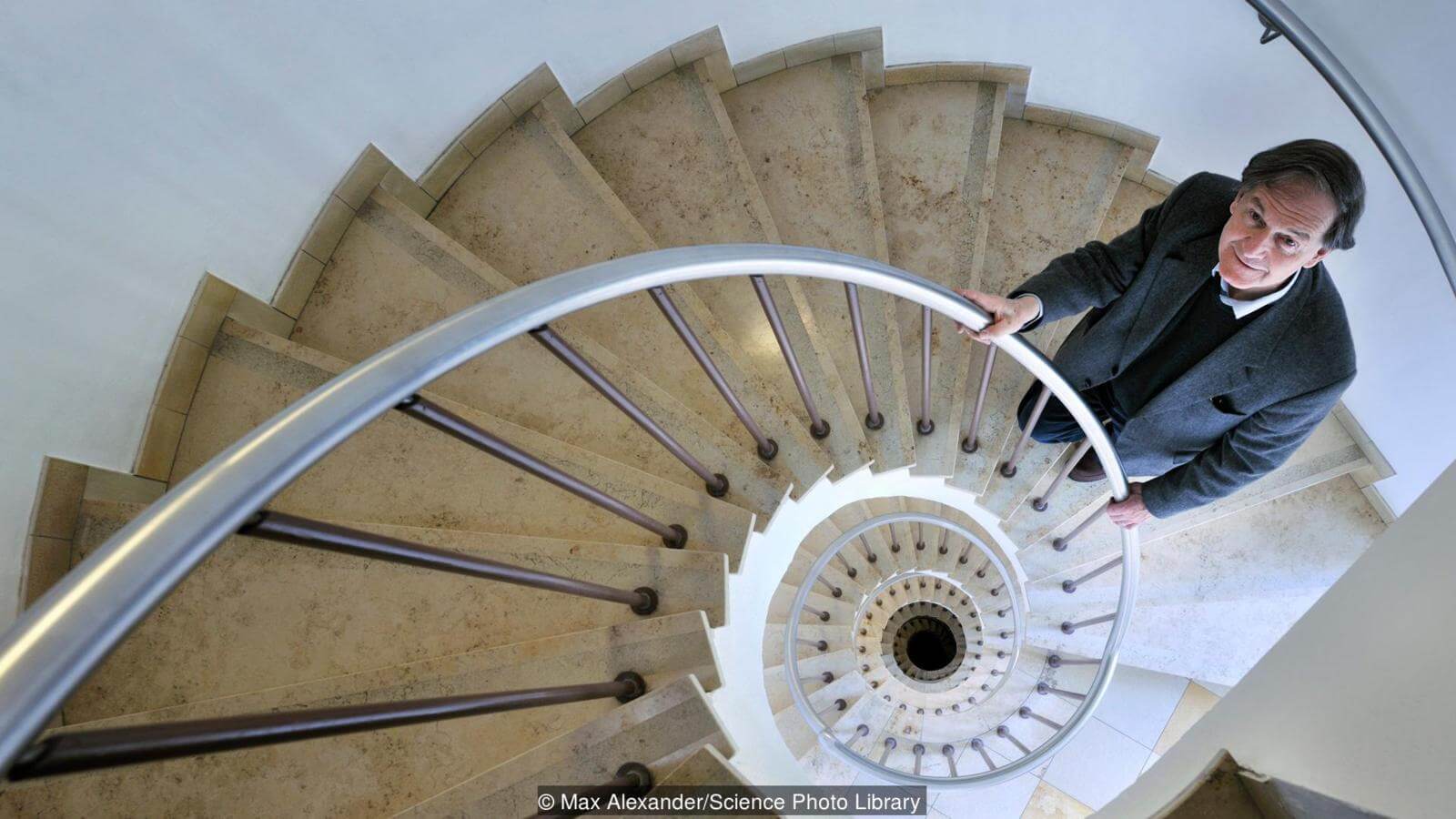 Между сознанием человека и квантовой физикой есть странная связь. Физик и математик Роджер Пенроуз. Фото.