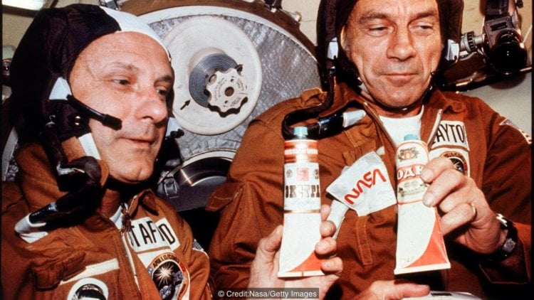 Почему космонавтам нельзя напиваться в космосе? Сообразим на двоих. Фото.