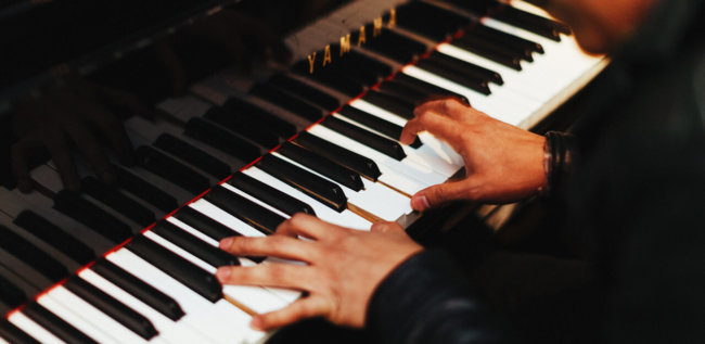 Виртуальный ассистент «Google AI Duet» позволит вам стать хорошим пианистом. Фото.