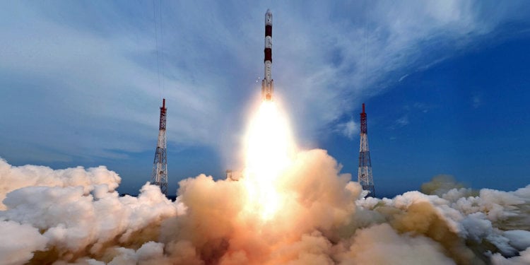 Рекорд: Индия вывела на орбиту 104 спутника. Фото.