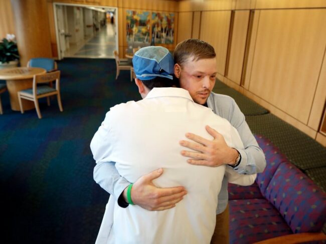 Две судьбы, одно лицо: удивительная история о лицевой трансплантации. Две судьбы, одно лицо: удивительная история о лицевой трансплантации. Фото.