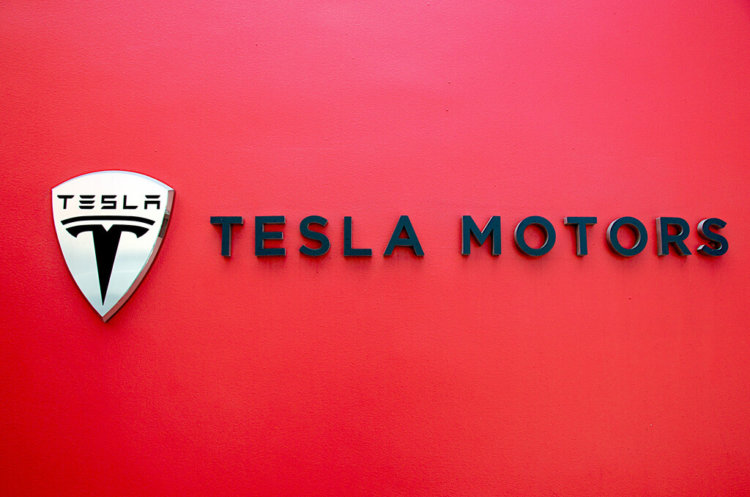 Tesla предложит инвесторам вложиться в автомобиль Model 3. Фото.