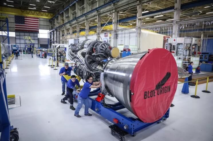 Джефф Безос показал новый и полностью собранный ракетный двигатель BE-4. Фото.