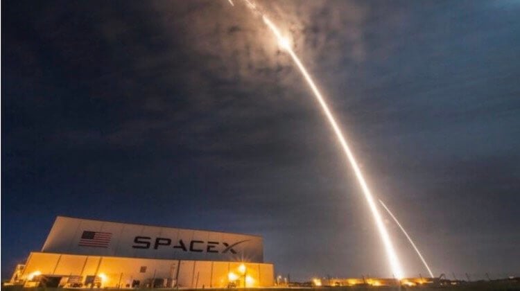 Даже деньги не спасут лунных туристов SpaceX, если что-то пойдет не так. Красивое фото запуска SpaceX. Фото.