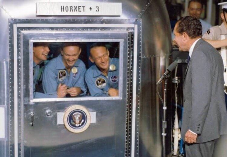Космонавты должны проходить карантин по возвращении из космоса. Можно закртыться где-нибуль. Фото.