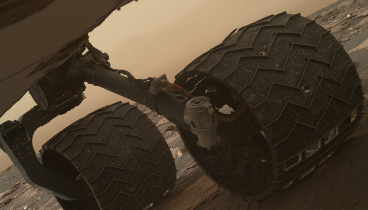 Поверхность Марса беспощадно «убивает» колеса «Кьюриосити». Фото.