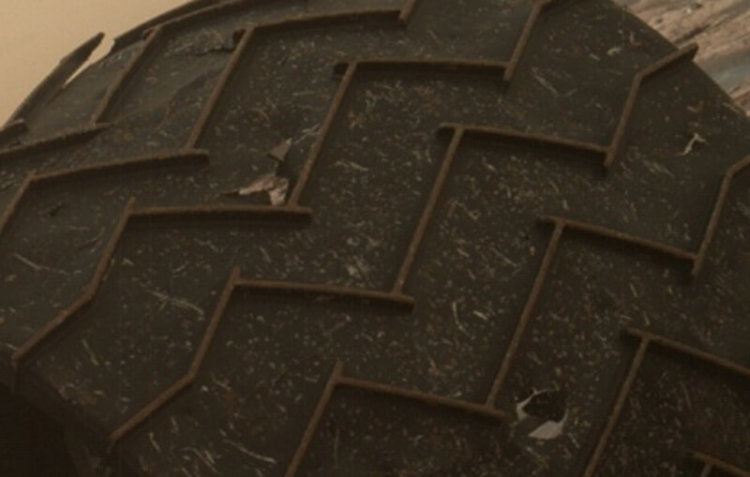Поверхность Марса беспощадно «убивает» колеса «Кьюриосити». Фото.