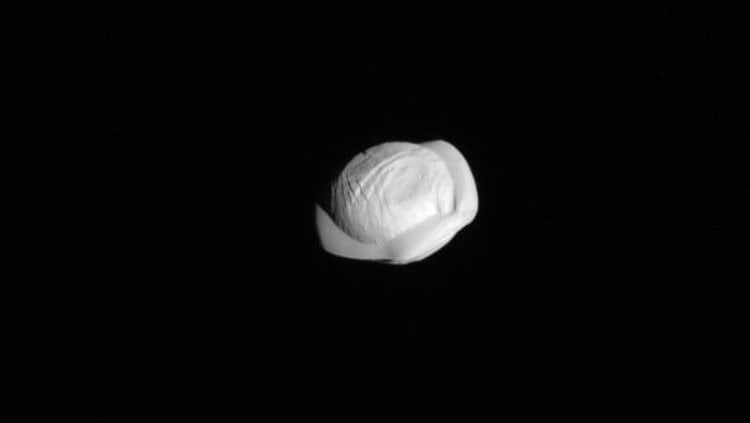 #фото | Новые снимки спутника Сатурна подтвердили, что он похож на пельмень. Фото.