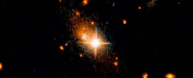 Астрономы нашли черную дыру, «убегающую» из галактического центра. Фото.