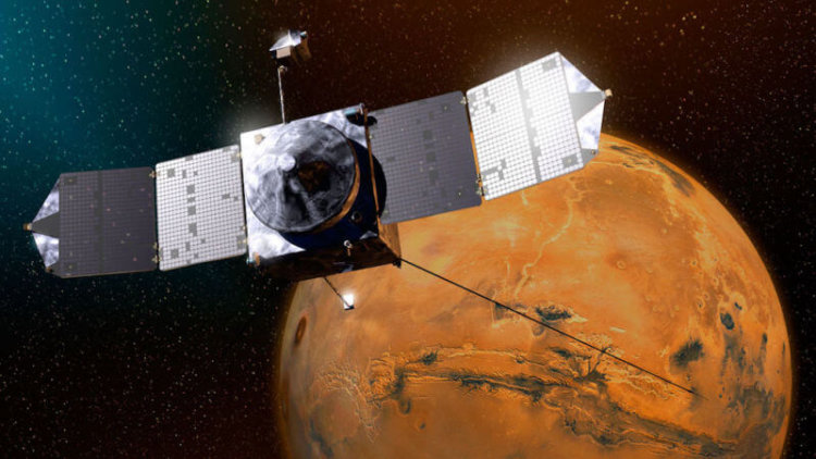 Космический аппарат NASA чуть не столкнулся с одним из спутников Марса. Фото.