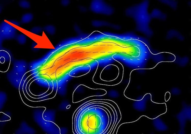Астрономы объявили об открытии самых больших магнитных полей во Вселенной. Гигантские галактические магнитные «сосиски». Фото.