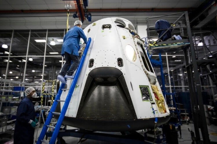 Даже деньги не спасут лунных туристов SpaceX, если что-то пойдет не так. Сборка оборудования на Земле. Фото.