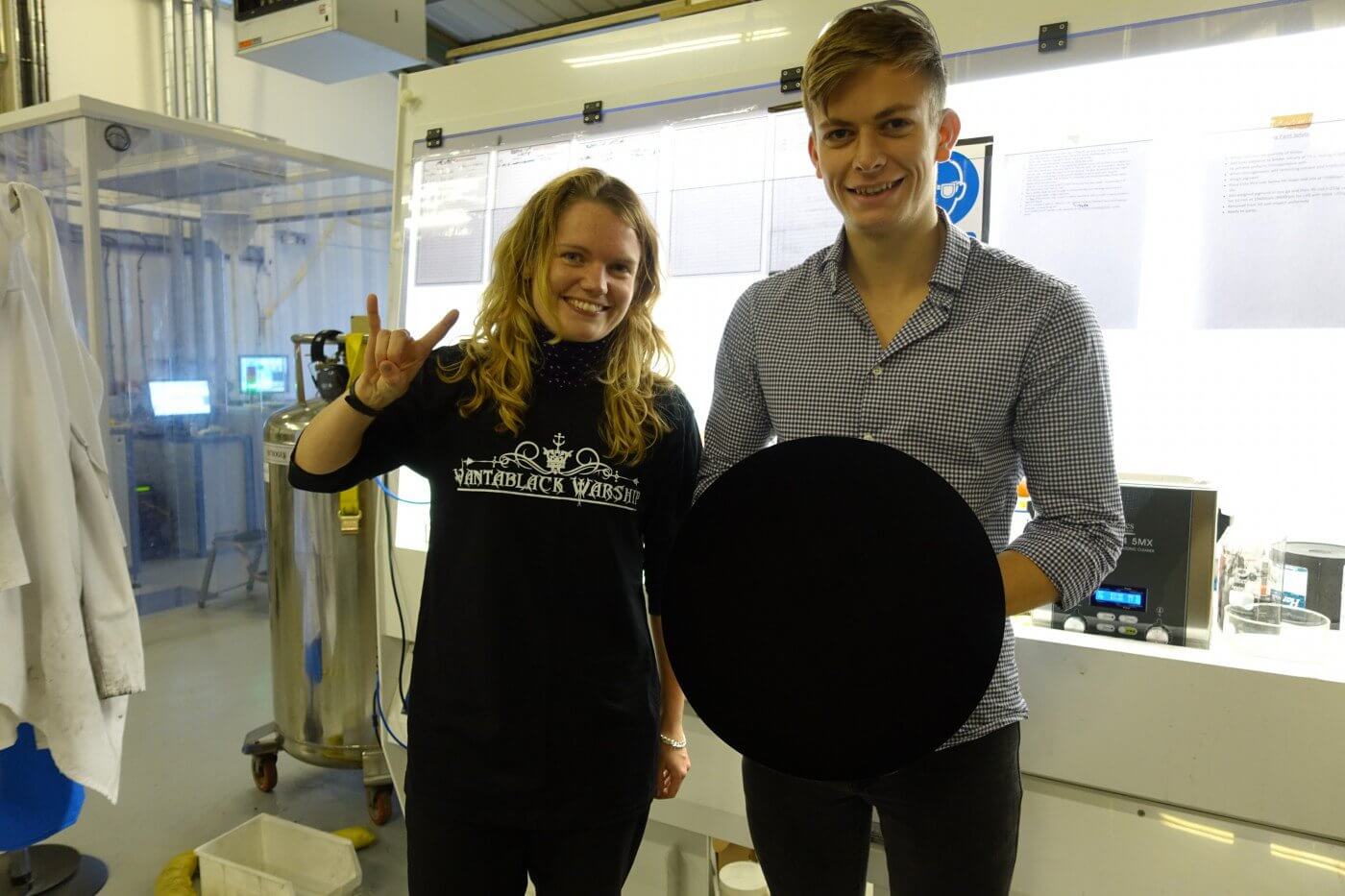 Темнее черного: Vantablack — материал будущего.. Так как же эта штука работает?. Фото.