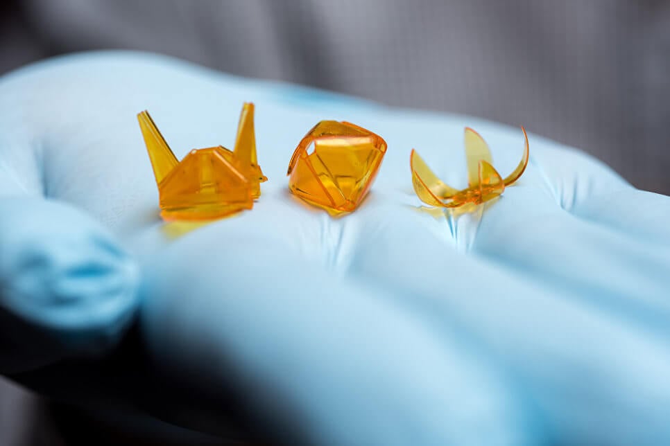 Китайские ученые научились печатать трехмерное «оригами» из фотополимеров
